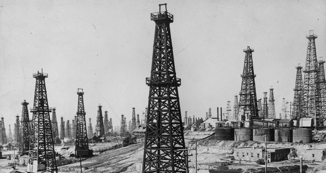 Photo d’une exploitation pétrolière californienne en 1925. ©Getty